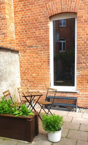 Terasse im grünen Innenhof